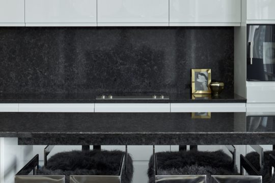 noble imperial grey kvarca virsma gaišā virtuvē ar tumšiem dekoriem