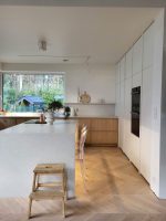 noble quartzite kvarca virsma gaišā virtuves interjerā