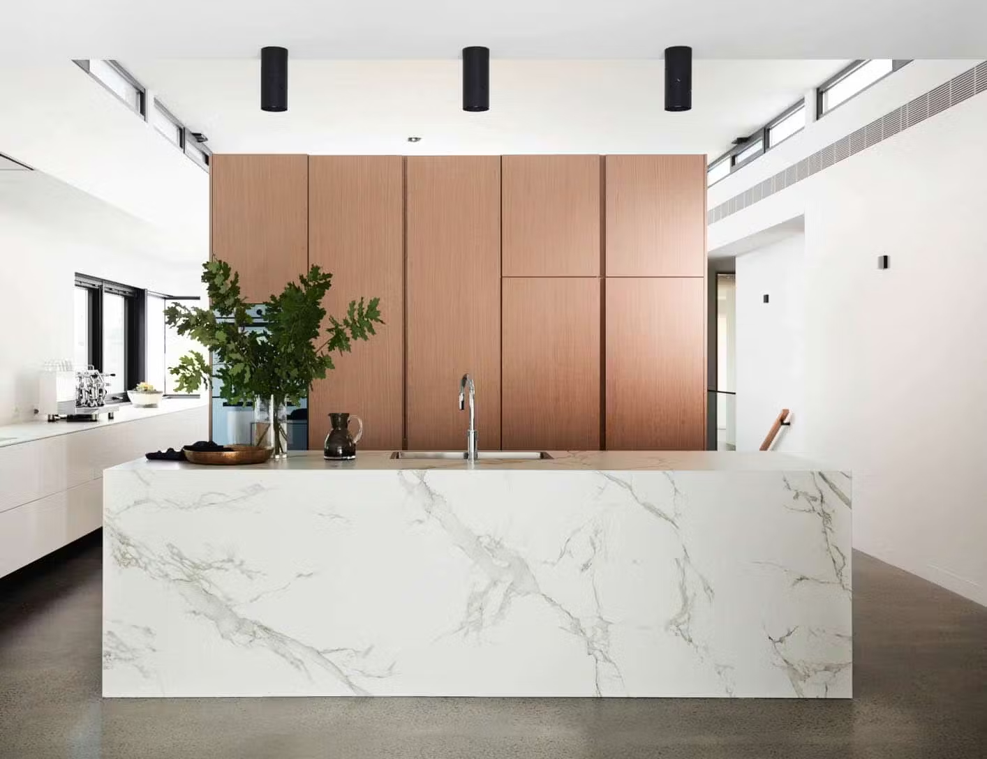 Keramikas virsma ar Dekton akmeni modernā interjerā
