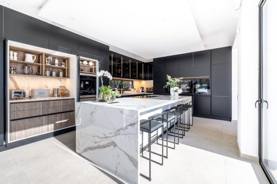 virtuves sala no dekton akmens virsmas