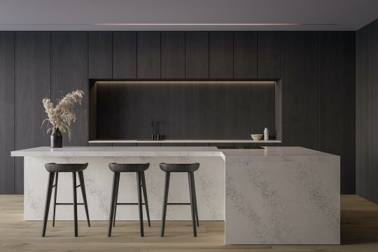virtuves interjers ar tumšiem virtuves skapīšiem un akmens virsmas salu