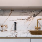 marmora materiāla virtuves darba virsma un sienas panelis