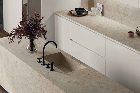 Smilškrāsas akmens izlietne