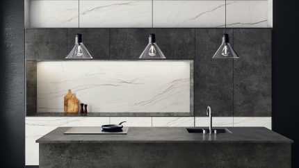 Boulevard Black akmens virmsa virtuvē