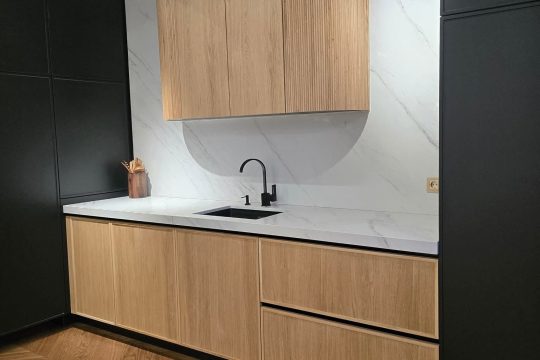 Calacatta riviera akmens virsma virtuvē