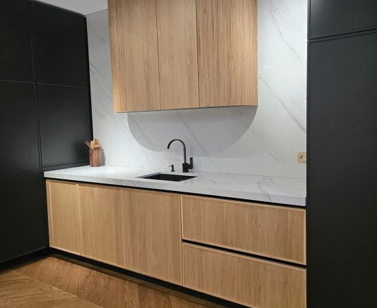 Calacatta riviera akmens virsma virtuvē