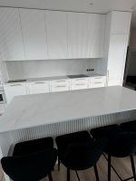 calacatta cannes gold akmens virsma virtuvē