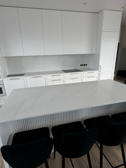 calacatta cannes gold akmens virsma virtuvē