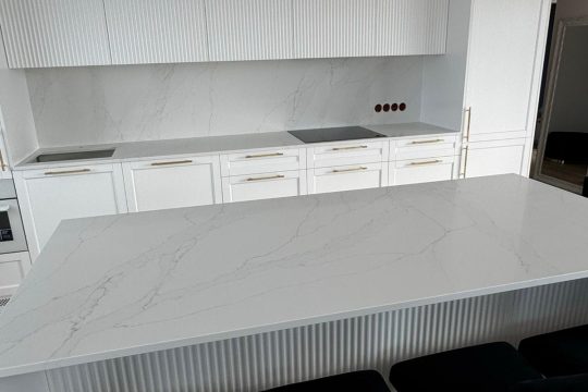 calacatta cannes gold akmens virsma virtuvē
