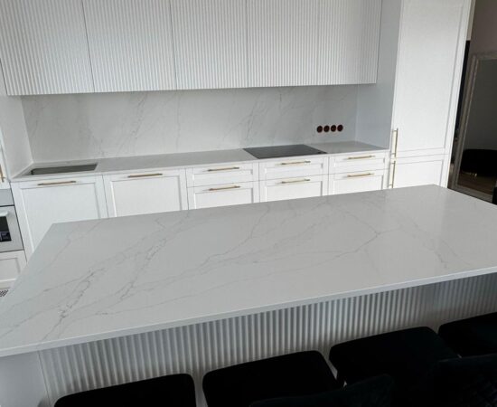 calacatta cannes gold akmens virsma virtuvē