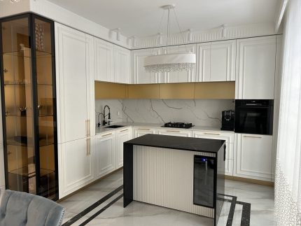 Calacatta dauphine akmens virsma virtuvē