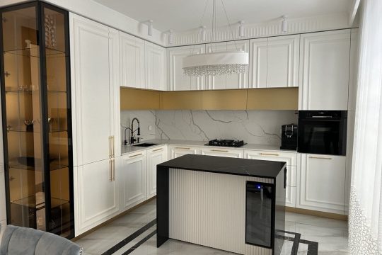 Calacatta dauphine akmens virsma virtuvē