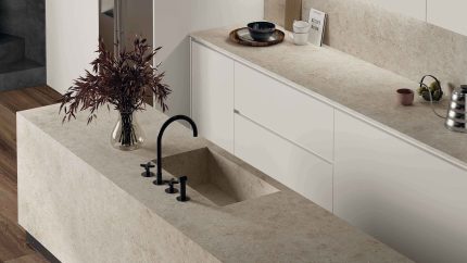 Limestone beige akmens virsma virtuvē