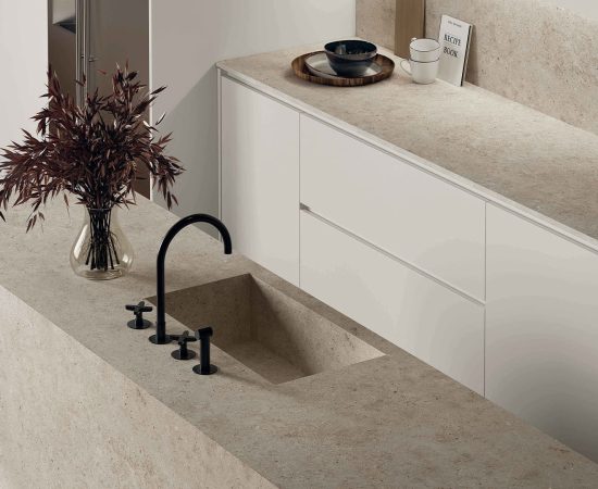 Limestone beige akmens virsma virtuvē