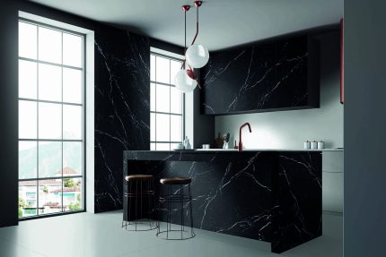 Nero marquina akmens virsma virtuvē