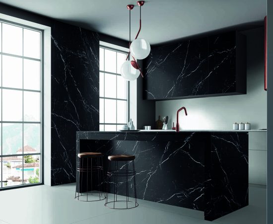 Nero marquina akmens virsma virtuvē