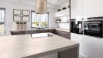 Travertine stone beige akmens virsma virtuvē
