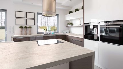 Travertine stone beige akmens virsma virtuvē