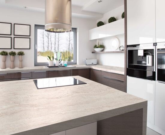 Travertine stone beige akmens virsma virtuvē
