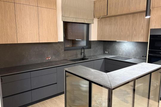 Cassis akmens virsma virtuvē
