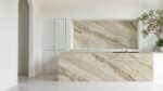 Breccia stone beige akmens virsma virtuvē