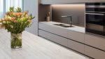 Travertine lacaze akmens virsma virtuvē